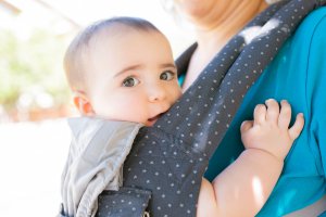 תינוקת נהנית משדה ראיה רחב ופתוח במנשא ילקוט של ארגובייבי